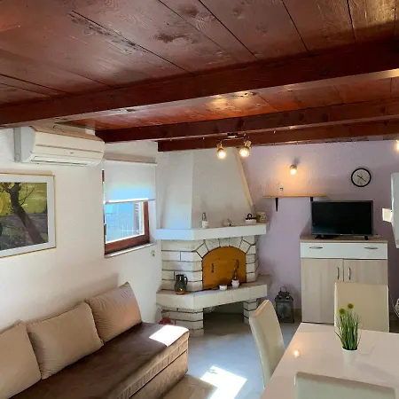 Cozy Dorina For 2 With A Fireplace Appartamento Pola