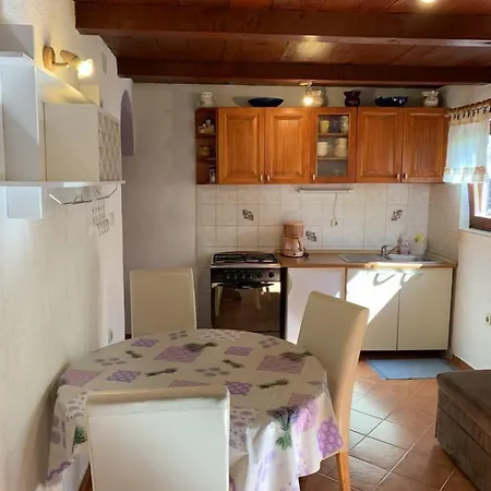 Cozy Dorina For 2 With A Fireplace Appartamento Pola