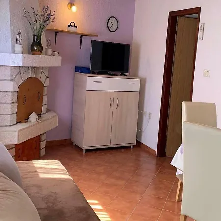 Cozy Dorina For 2 With A Fireplace Appartamento