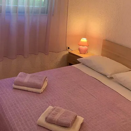 Cozy Dorina For 2 With A Fireplace Pula